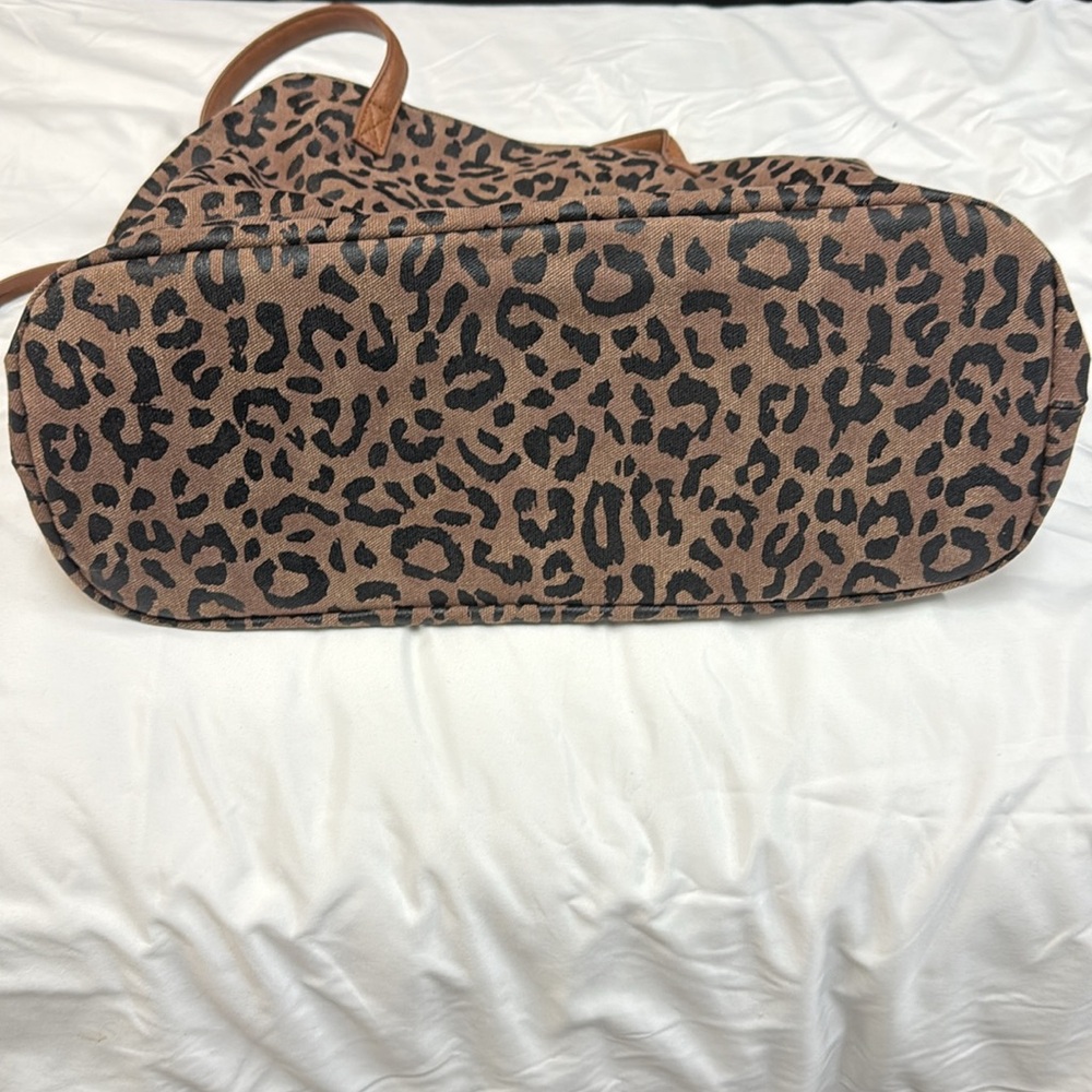 Buckle Tote Leopard - Picture 7 of 7
